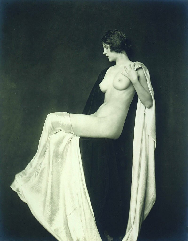 Alfred Cheney Johnston_1920_Nude on stool_1.jpg
